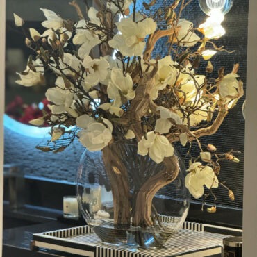 16″ luna jarrón con magnolias