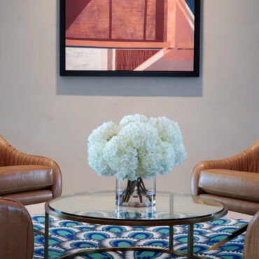 blanco hortensia ramo en clear vidrio cilindro jarrón