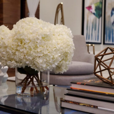 blanco hortensia ramo en clear vidrio cilindro jarrón