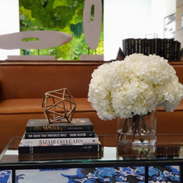 blanco hortensia ramo en clear vidrio cilindro jarrón
