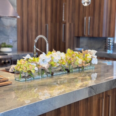 Casa Moderna con blanco vandas y verde cymbidiums