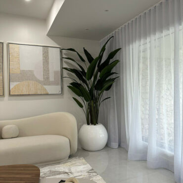 ave de paraíso en blanco brillante esférico jardinera