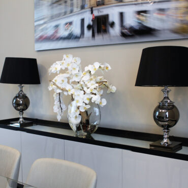 16″ luna jarrón con blanco orquídeas