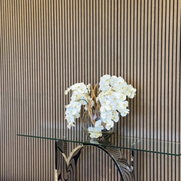 16″ luna jarrón con blanco orquídeas