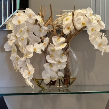 16″ luna jarrón con blanco orquídeas