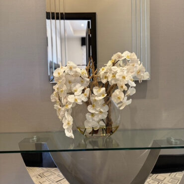 16″ luna jarrón con blanco orquídeas