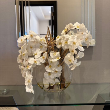 16″ luna jarrón con blanco orquídeas