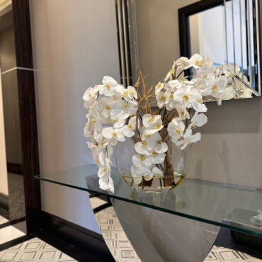 16″ luna jarrón con blanco orquídeas