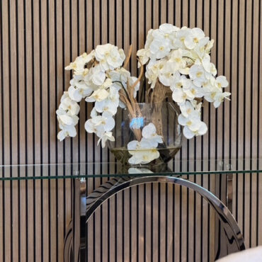 16″ luna jarrón con blanco orquídeas